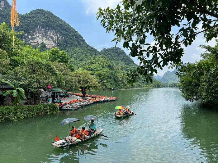 Hoa Lu - Trang An - Mua Cave luxury 1 day trip